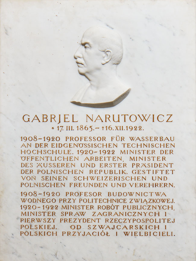 Frontalansicht der Tafel mit Inschrift und Porträtsrelief. Narutowicz ist hier im linken Profil dargestellt.