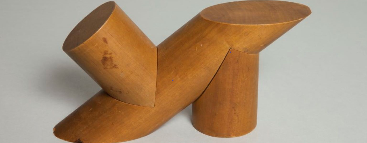 Mathematisches Modell aus Holz, zeigt Schnittkurven von Zylindern