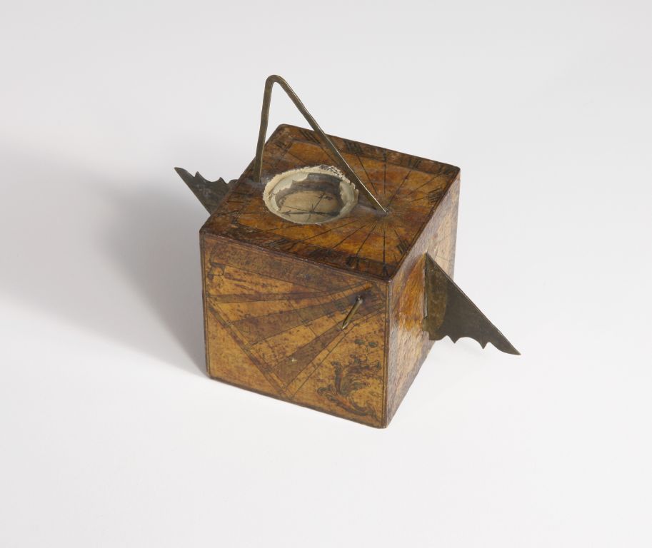 Polyhedral clock in the form of a cube with brass gnomons